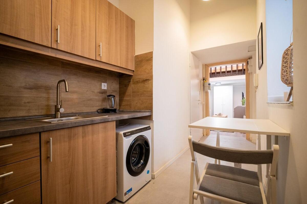 Gallery Gem In Downtown Apartment